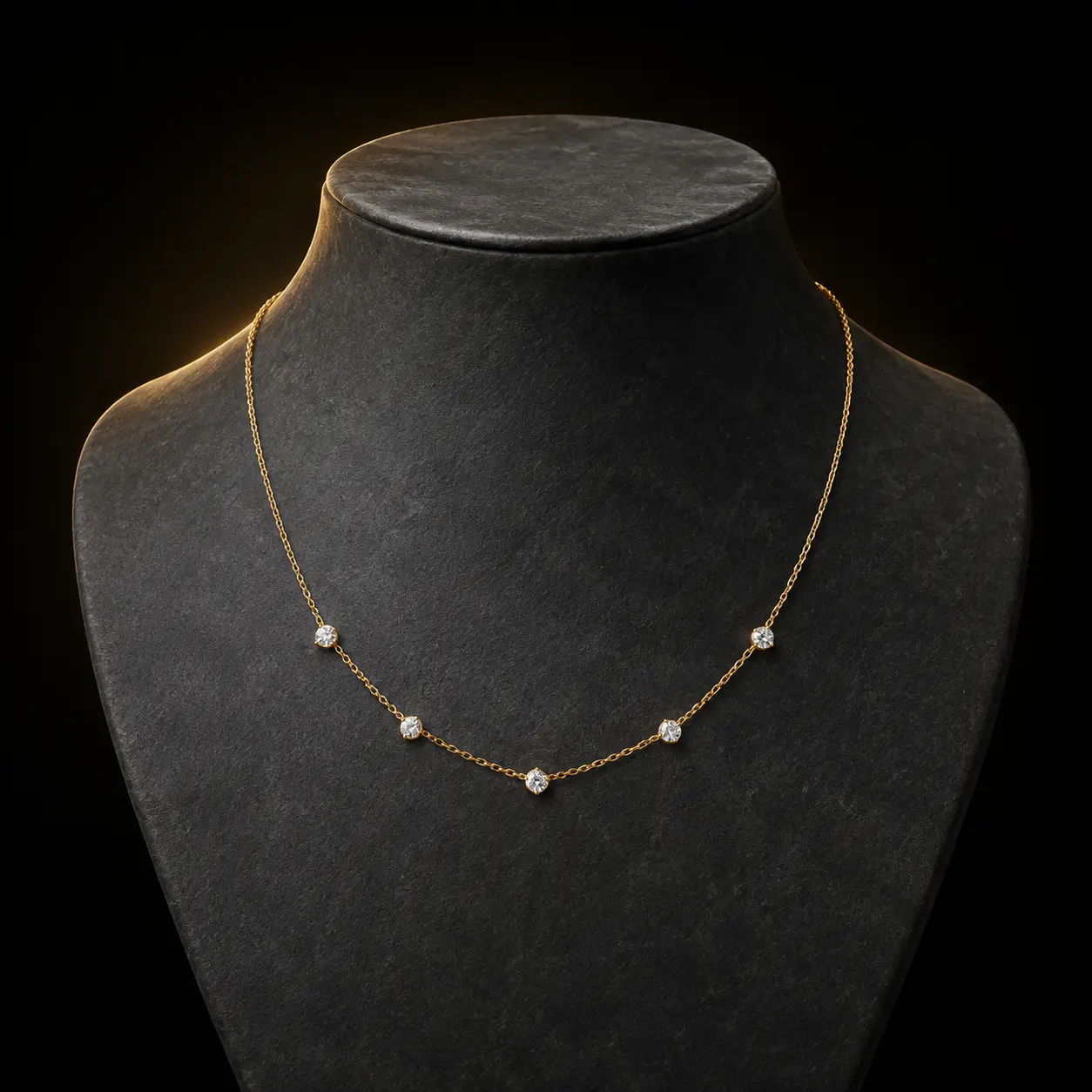 Gargantilha de ouro com cinco pedras pequenas espaçadas