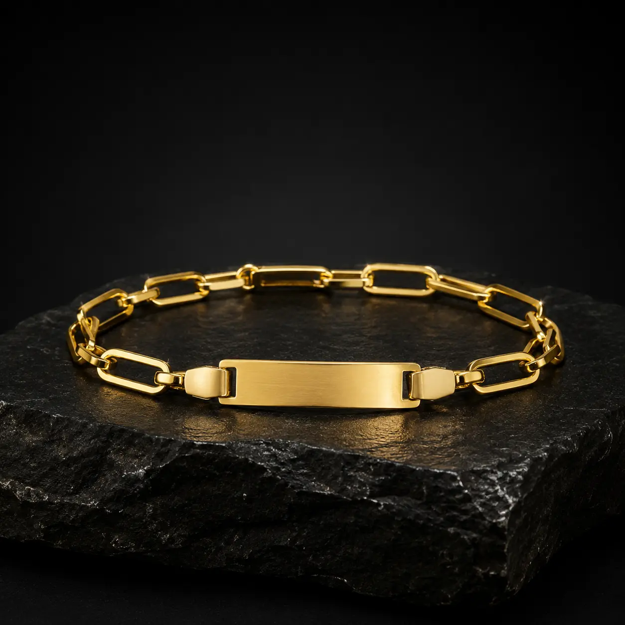 Pulseira de ouro com elos alongados e placa central lisa