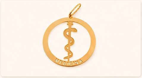 Pingente circular de ouro com símbolo da medicina e a palavra medicina