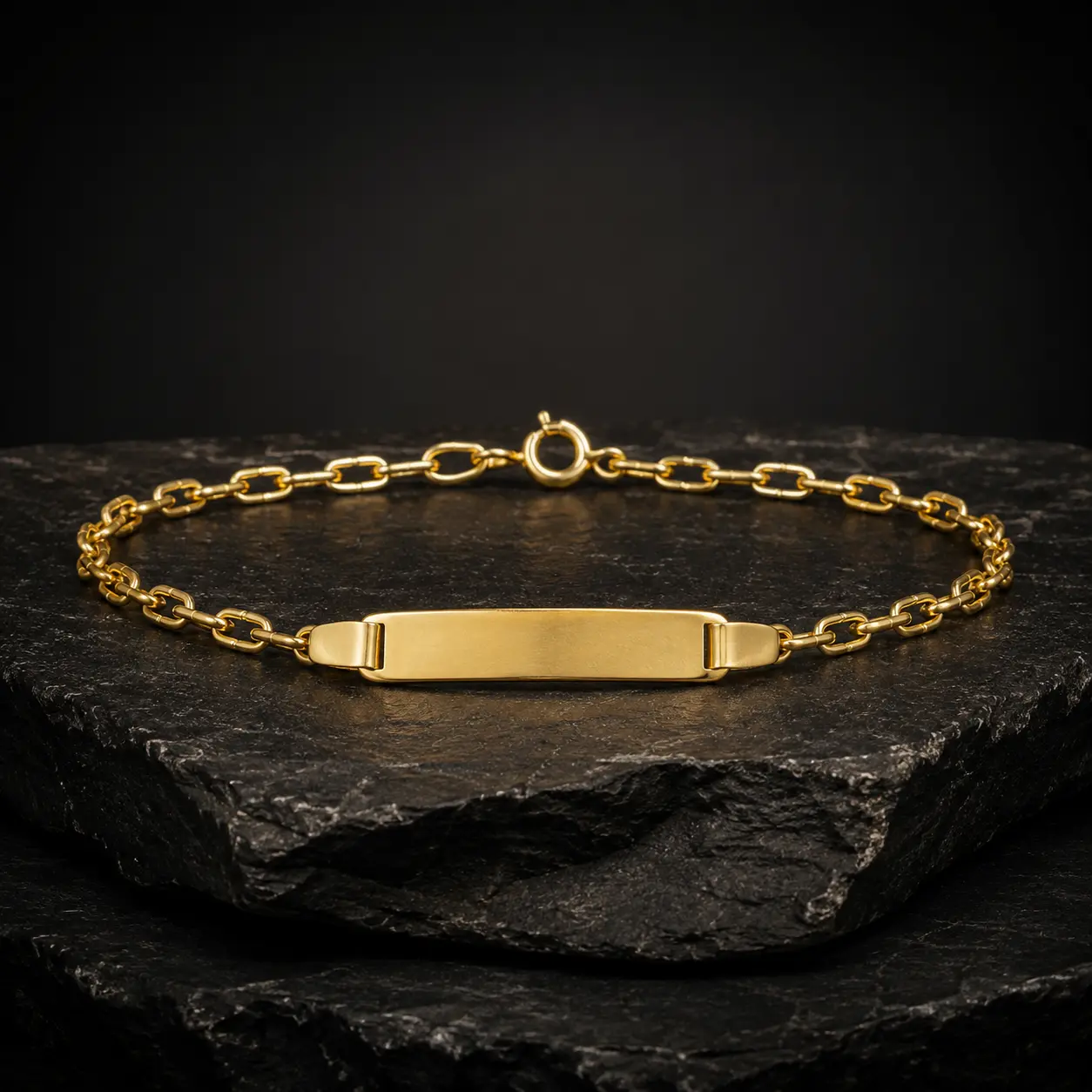 Pulseira de ouro com elos finos e placa central para gravação