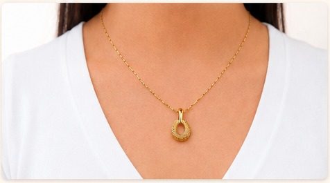 Colar de ouro com pingente em gota texturizada no colo
