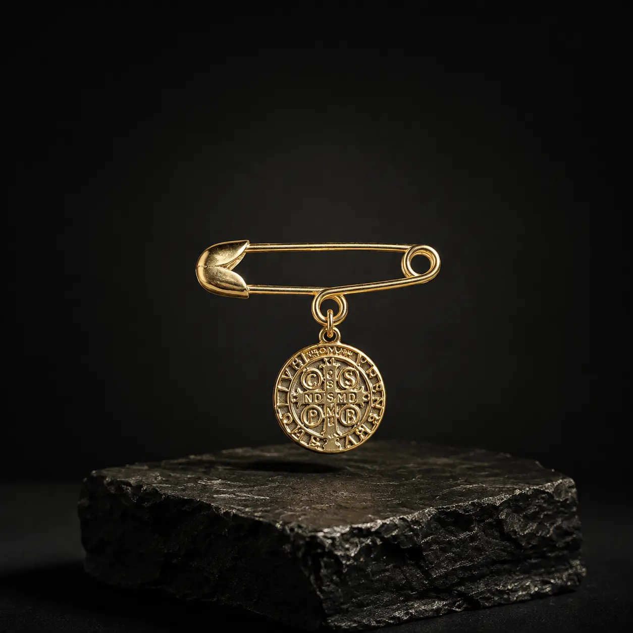 Broche alfinete de ouro com medalha de São Bento pendente