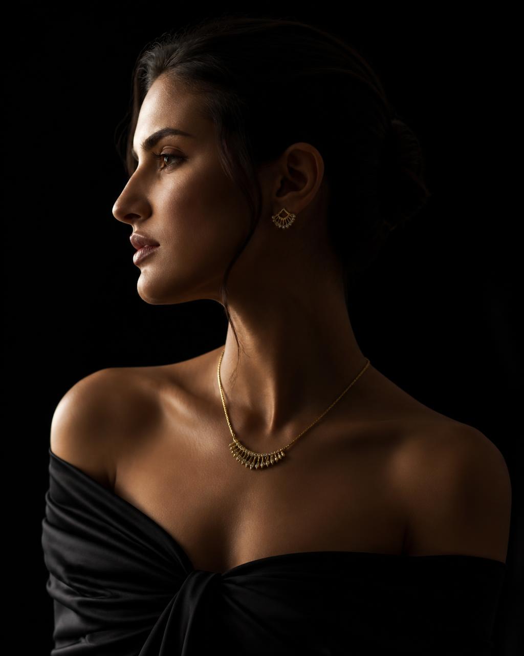 Retrato editorial de mulher usando joias de ouro da GHESI JOIAS